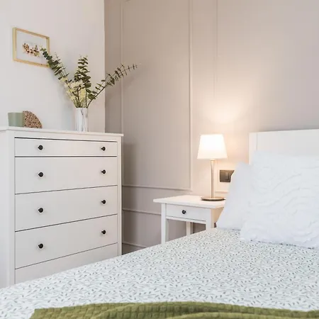 Home2book Stylish & Bright Bakea