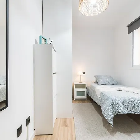 Home2book Stylish & Bright Bakea Daire *