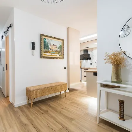 Home2book Stylish & Bright Bakea Daire