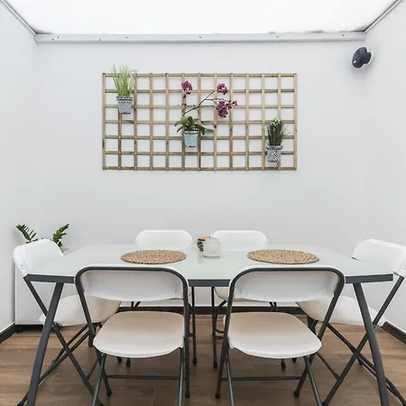 Home2book Stylish & Bright Bakea Daire *