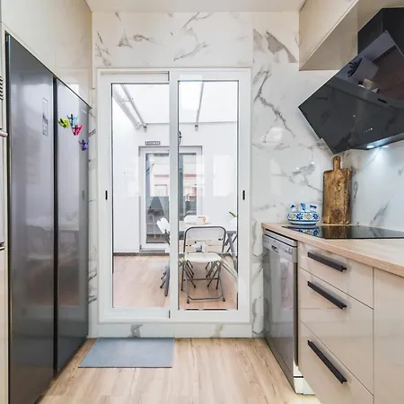 Home2book Stylish & Bright Bakea Daire *